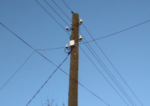 Умный счетчик электроэнергии с пультом управления установленный на столбе