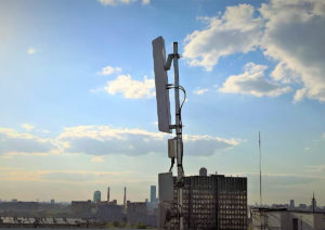 Установленный LPWAN шлюз на крыше дома