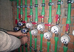 Фото установки умных счетчиков воды