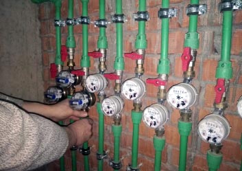 Фото установки умных счетчиков воды миниатюра